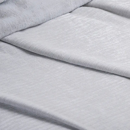 Imagen del producto Cobertor Chenille Silver de Regina, con diseño premium y detalles descriptivos