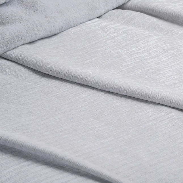 Imagen del producto Cobertor Chenille Silver de Regina, con diseño premium y detalles descriptivos