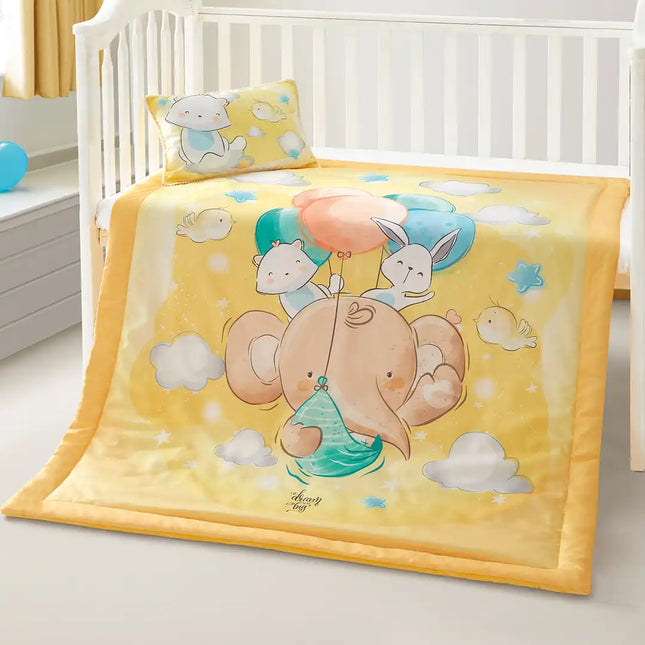 Imagen del producto Set de Edredón y Almohadita Elefantito Volador Vainilla de Regina, con diseño premium y detalles descriptivos