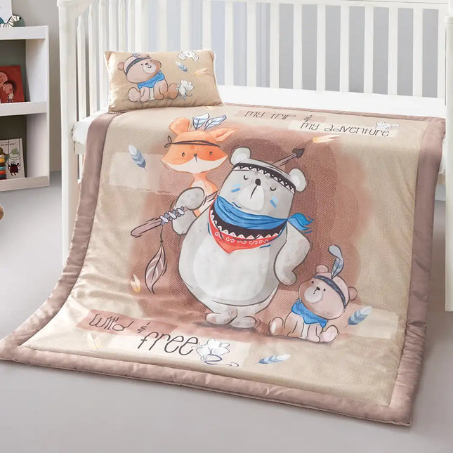 Imagen del producto Set de Edredón y Almohadita Osito Aventuras de Regina, con diseño premium y detalles descriptivos